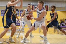 Men’s basketball end weekend with two wins